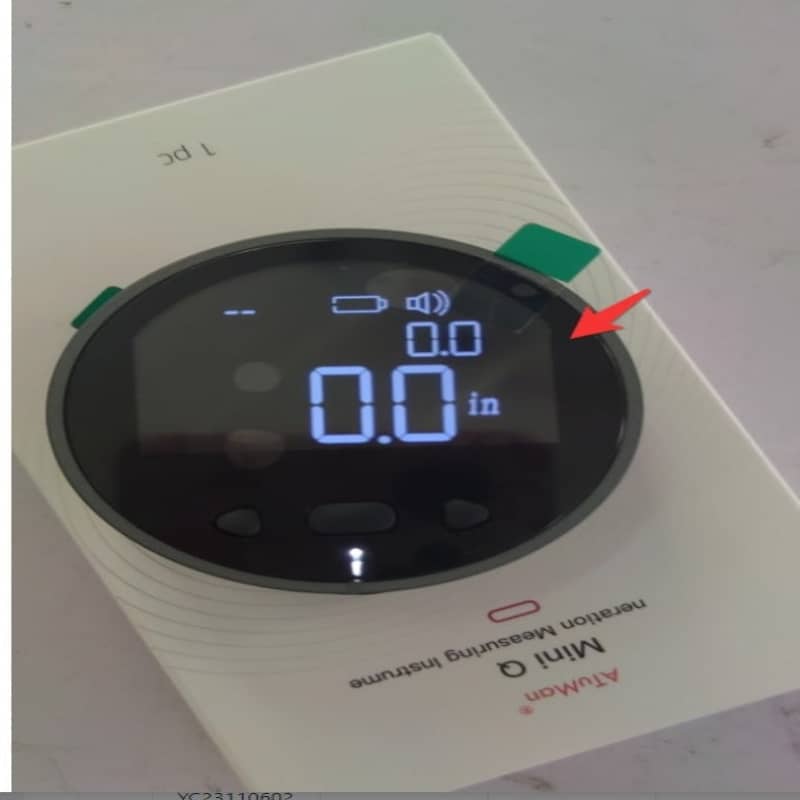 Digital device with a screen displaying measurement values on a white background